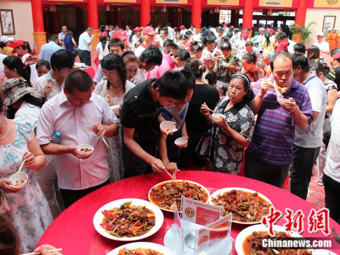 食为天·年味丨大盘鸡：新疆春节餐桌上的年味担当！