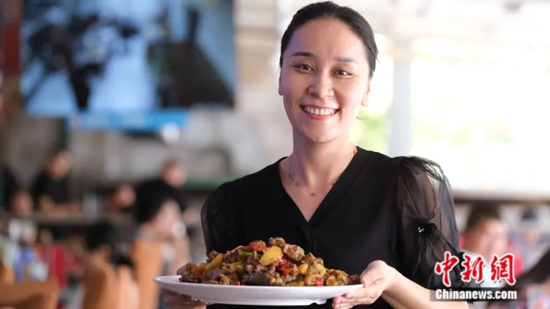 食为天·年味丨大盘鸡：新疆春节餐桌上的年味担当！