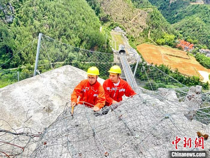 峭壁上的巡山“蜘蛛侠”：不让一块石头危及铁路安全