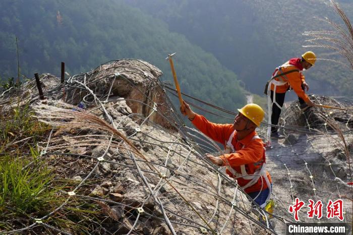 峭壁上的巡山“蜘蛛侠”：不让一块石头危及铁路安全