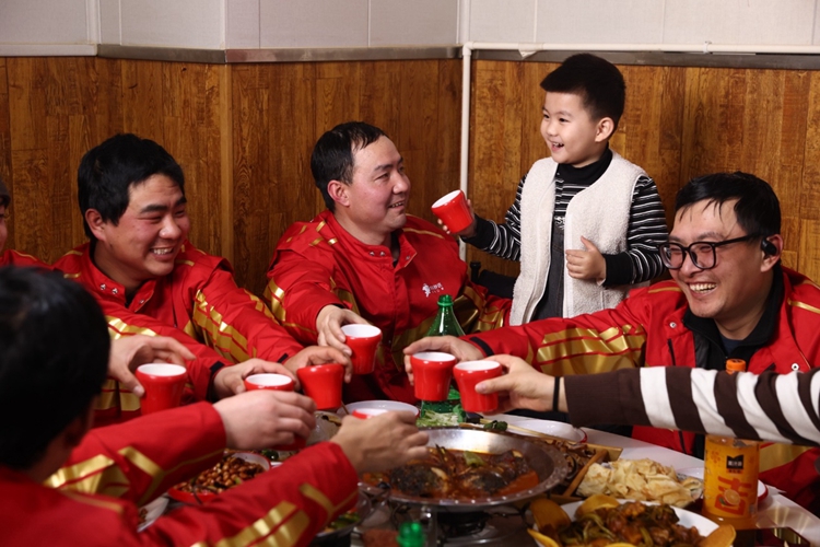 共迎新春 达达秒送请多地骑士与家人吃年夜饭