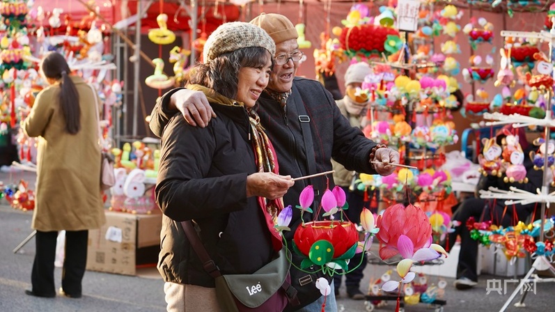 大市场看中国年 | 逛灯市、买花灯 灯火年年照金陵