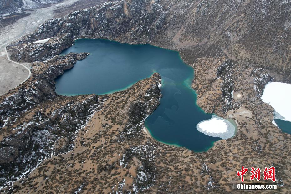 西藏边坝：冬日三色湖景色壮美