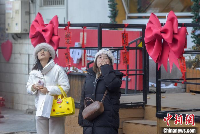 乌鲁木齐打造特色街区 “爱情巷”吸引年轻人打卡