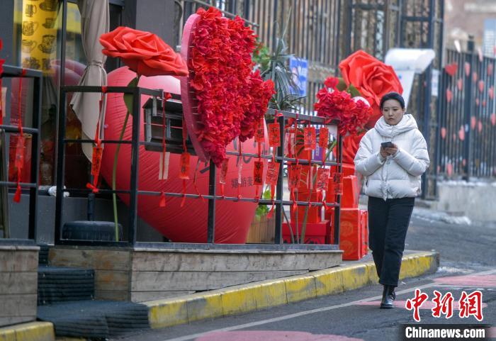 乌鲁木齐打造特色街区 “爱情巷”吸引年轻人打卡