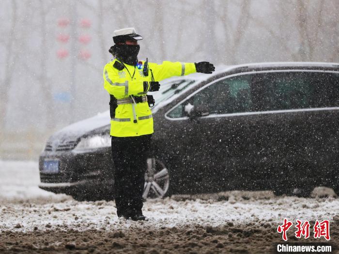 寒潮雨雪来袭 河南山东等地航班延误或取消