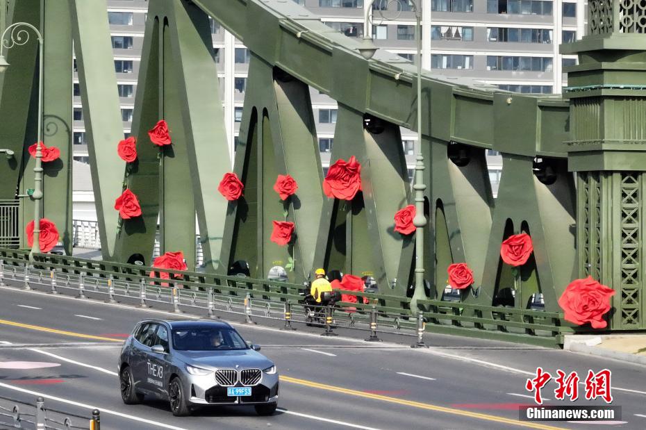 航拍南京江北浦云路大桥 爱心图案“爱”意十足