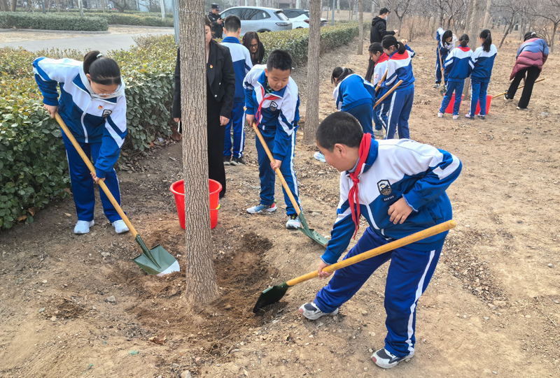 14.9万首都市民参加“绿地大扫除”义务植树尽责活动