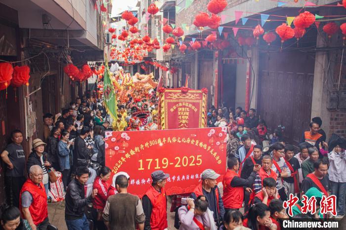 旅游市场“下沉” 年轻人乐探“宝藏小城”