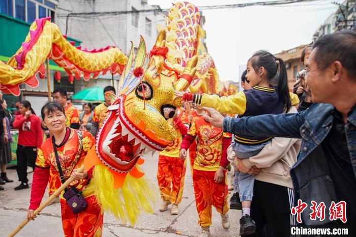 旅游市场“下沉” 年轻人乐探“宝藏小城”