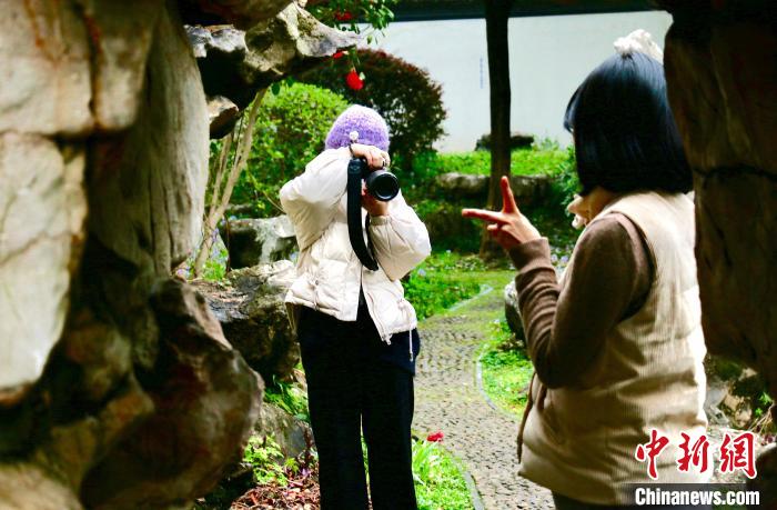 （神州写真）“陪游”随春暖走热 陪伴消费渐成气候