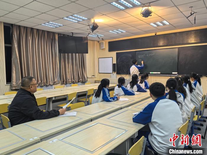 从北京到草原，支教老师赵勇刚的“浪漫事业”