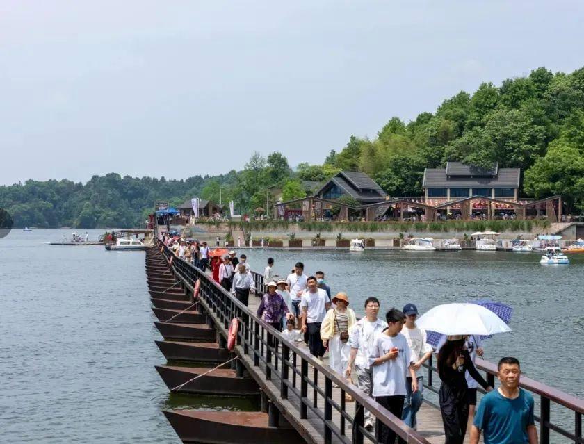 哪个景区这么“出片”啊？还能遇见“欢天喜地七仙女”？