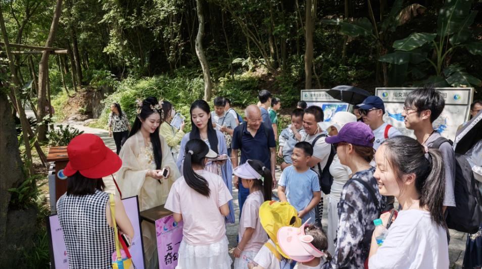 哪个景区这么“出片”啊？还能遇见“欢天喜地七仙女”？
