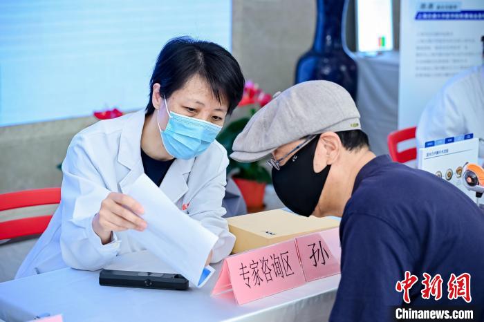 专家呼吁老年人定期进行眼部筛查与身体监测