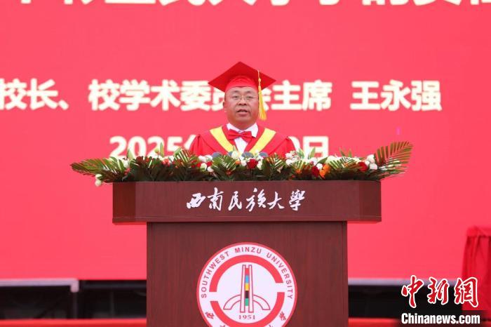 中国高校毕业季“花式宠生”：创意温情为笔 书写青春告别诗