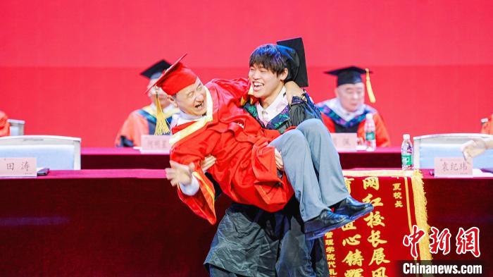 中国高校毕业季“花式宠生”：创意温情为笔 书写青春告别诗