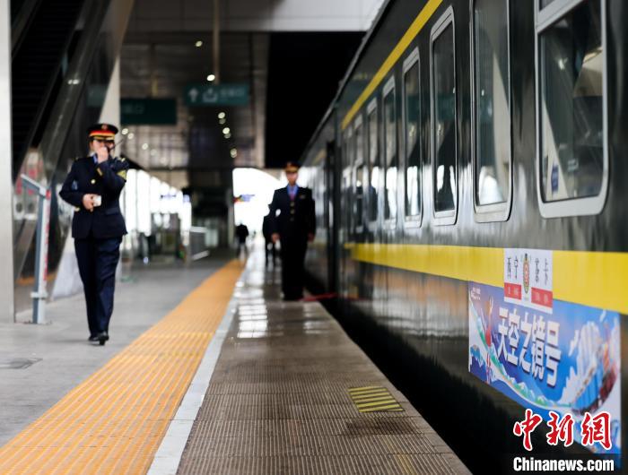 2025年首趟西宁直达茶卡盐湖旅游列车开行
