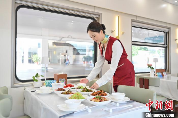 华南地区首趟适老舒适型旅游专列开行