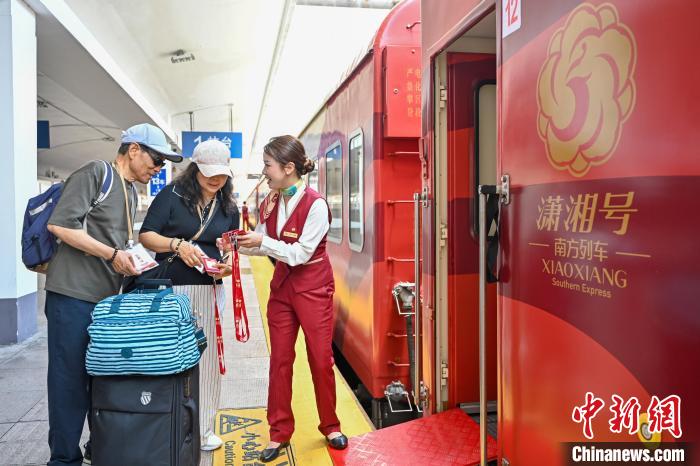 华南地区首趟适老舒适型旅游专列开行