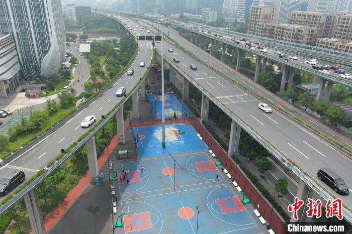 浙江杭州：桥下闲置空间变身“口袋体育公园”