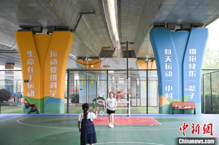浙江杭州：桥下闲置空间变身“口袋体育公园”