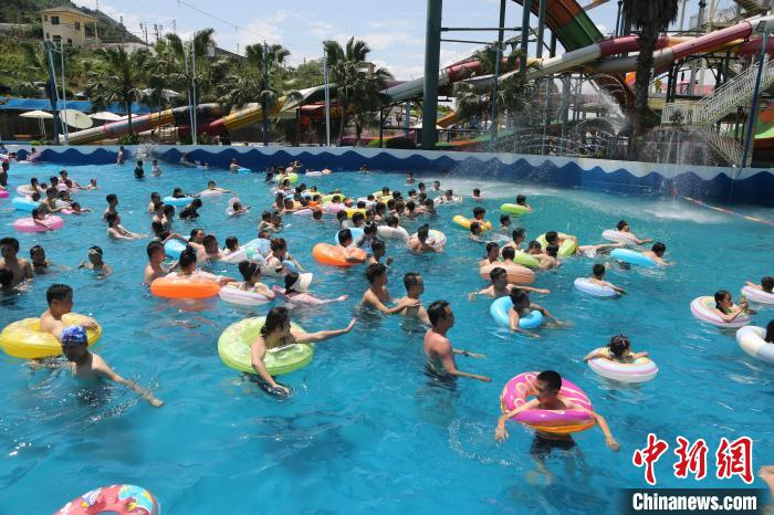 重庆：高温天气来袭 水上乐园成消暑胜地