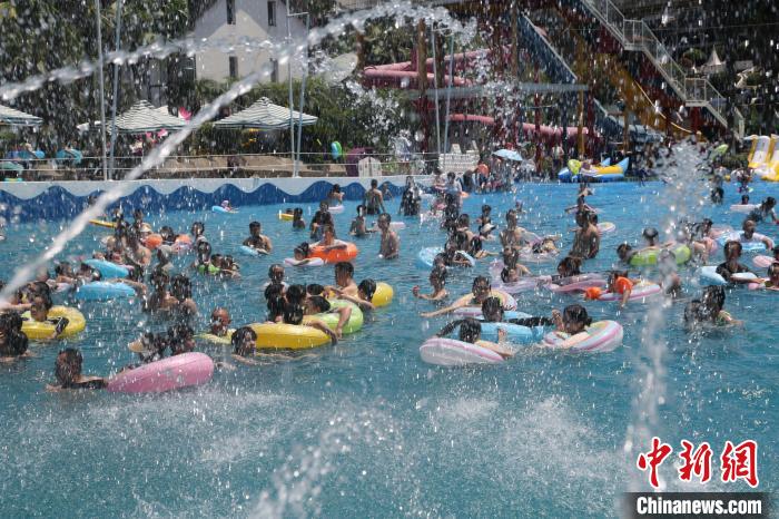 重庆：高温天气来袭 水上乐园成消暑胜地