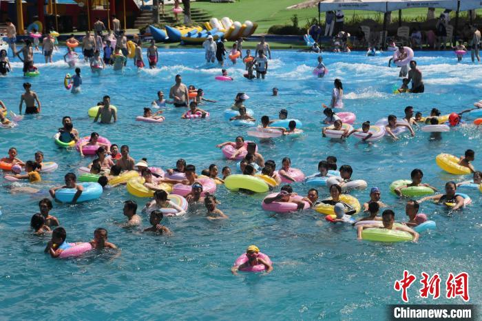 重庆：高温天气来袭 水上乐园成消暑胜地