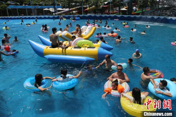 重庆：高温天气来袭 水上乐园成消暑胜地