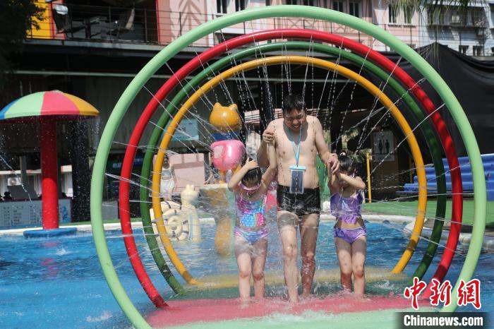 重庆：高温天气来袭 水上乐园成消暑胜地