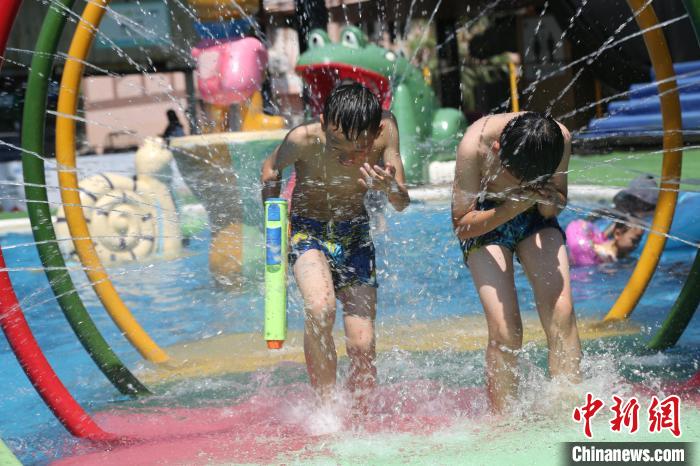 重庆：高温天气来袭 水上乐园成消暑胜地