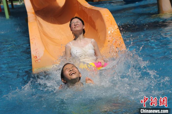 重庆：高温天气来袭 水上乐园成消暑胜地
