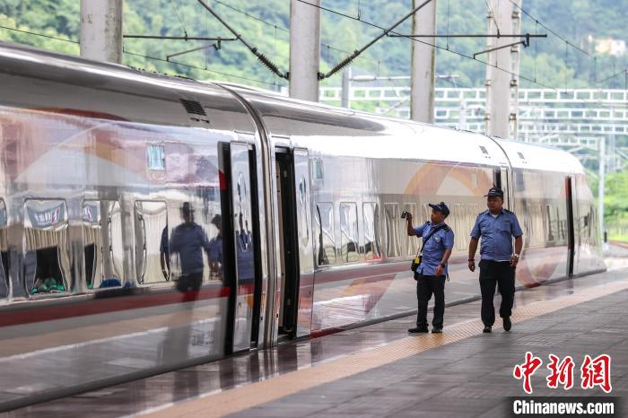 中国铁路实行新的列车运行图