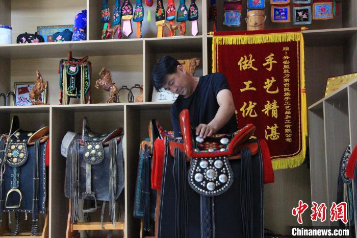 杭盖草原上的“鞍匠”阿拉坦巴根：守艺“马背摇篮”