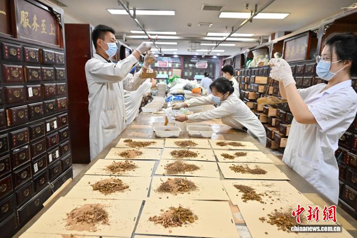 河南商丘：“入伏”首日 中医“冬病夏治”