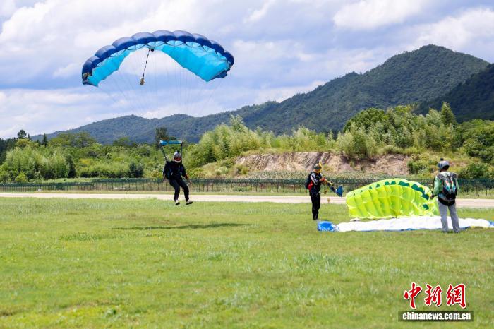 浙江杭州：跳伞运动夏日热度不减