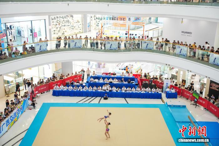 广西南宁：体育赛事“进商圈” 民众近距离观赛