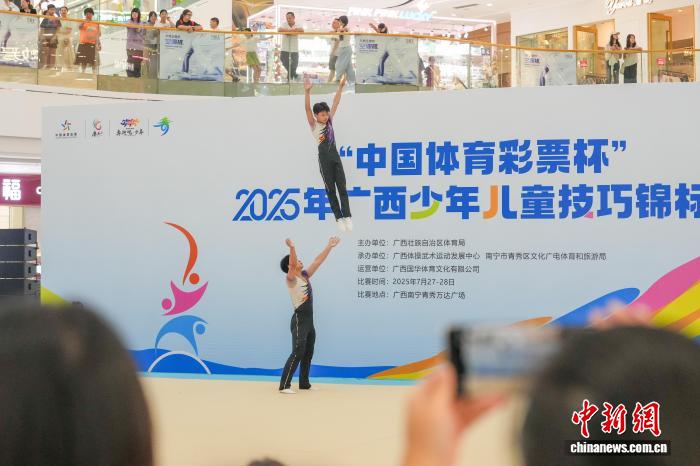 广西南宁：体育赛事“进商圈” 民众近距离观赛