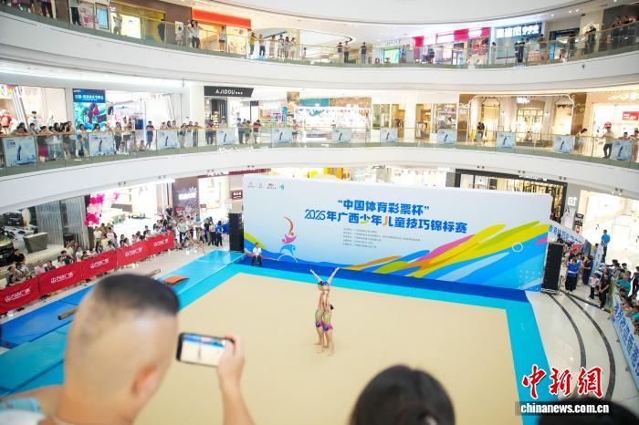 广西南宁：体育赛事“进商圈” 民众近距离观赛