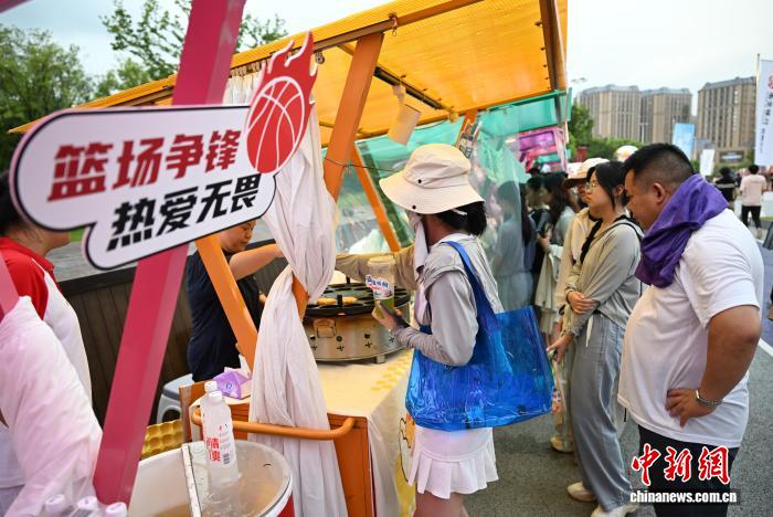 浙江杭州：“浙BA”篮球运动火爆带热周边消费