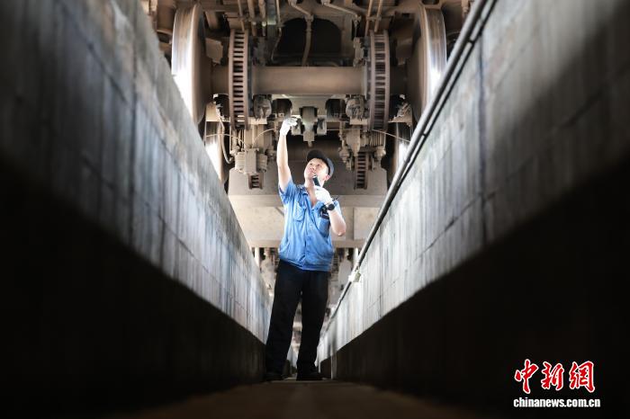 重庆：“动车医生”战高温斗酷暑 为暑运保驾护航
