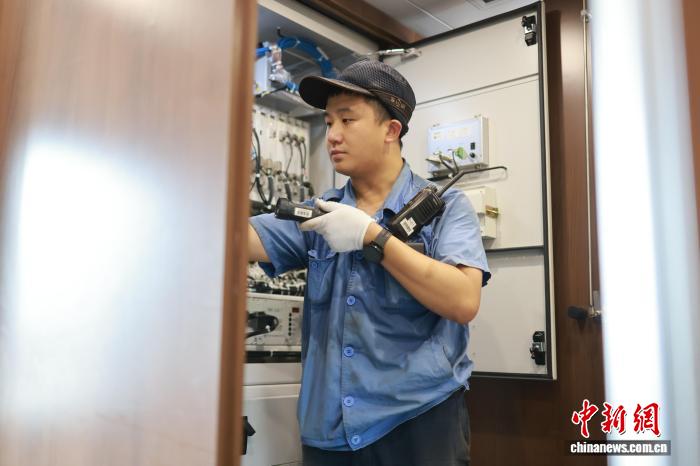 重庆：“动车医生”战高温斗酷暑 为暑运保驾护航
