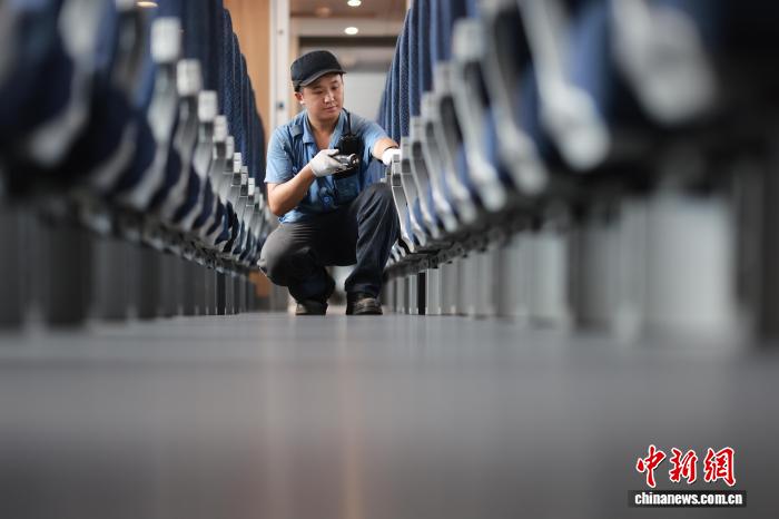 重庆：“动车医生”战高温斗酷暑 为暑运保驾护航