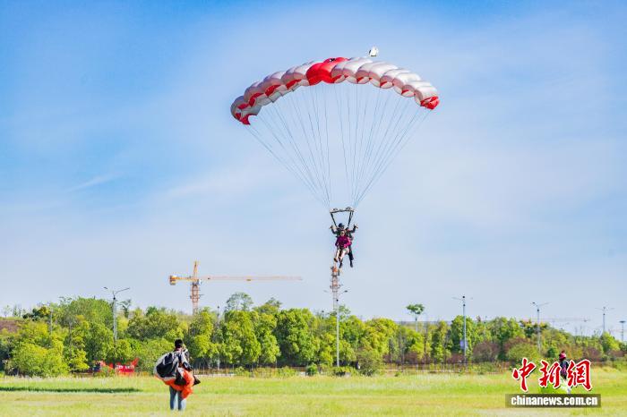 低空旅游热潮涌动 “Z世代”跃“向云端”