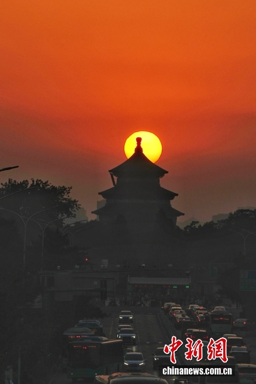 北京天坛祈年殿出现“悬日”景观
