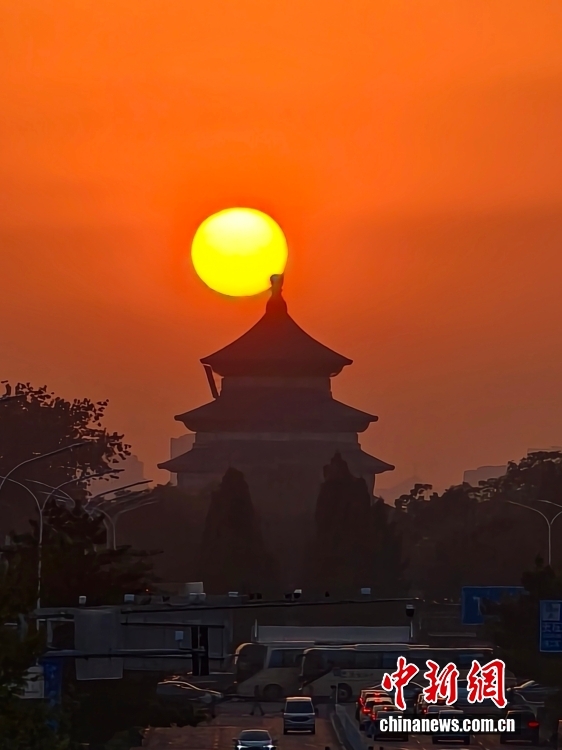 北京天坛祈年殿出现“悬日”景观
