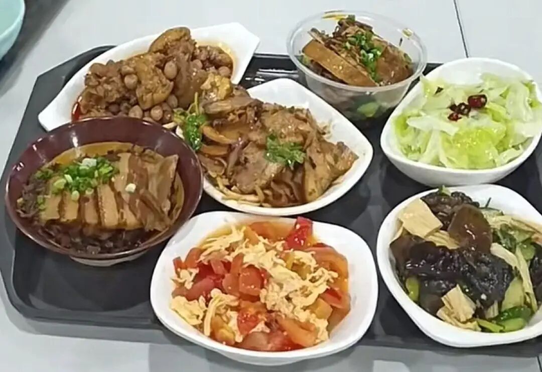数千名游客挤满政府食堂！“一中午米饭蒸了550斤”