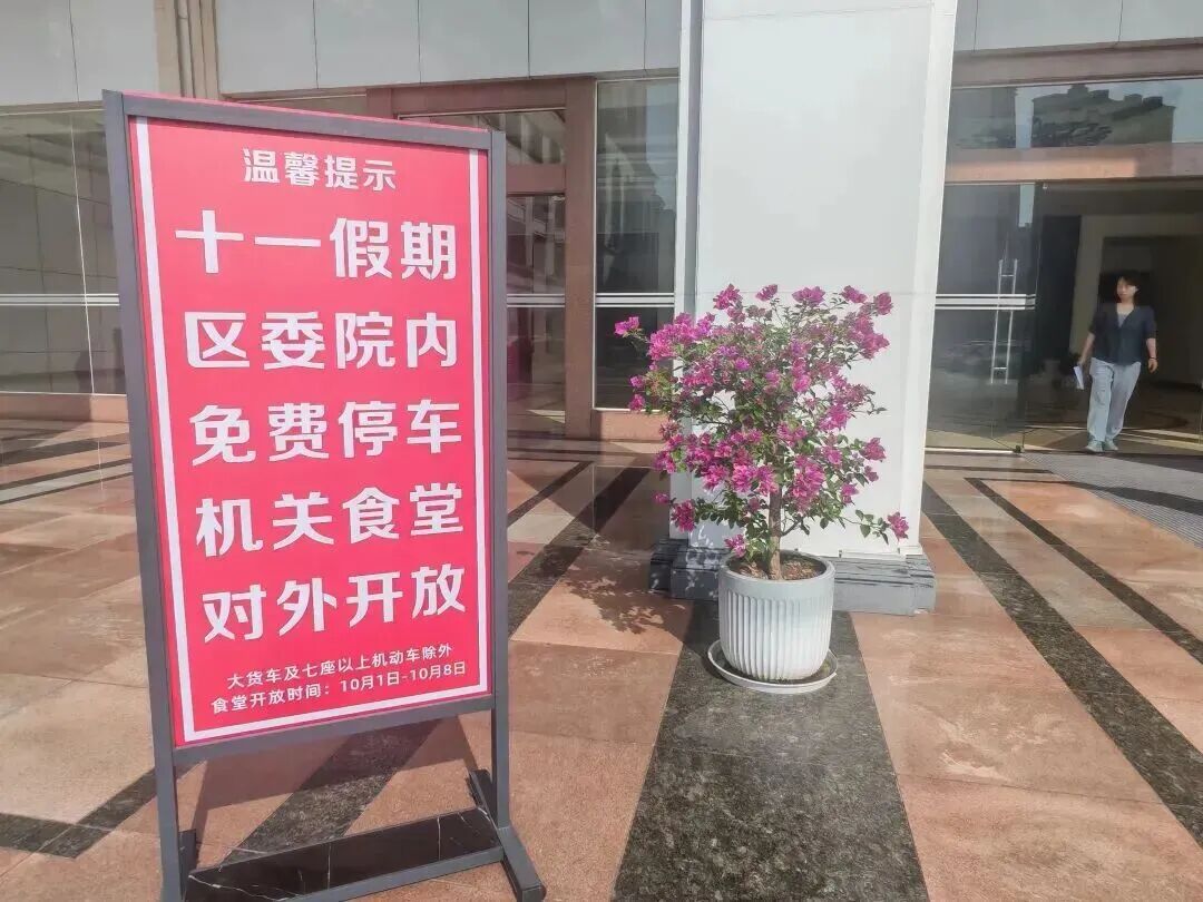 数千名游客挤满政府食堂！“一中午米饭蒸了550斤”
