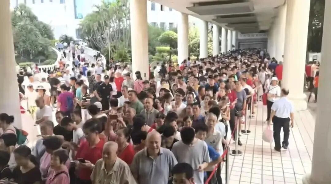 数千名游客挤满政府食堂！“一中午米饭蒸了550斤”